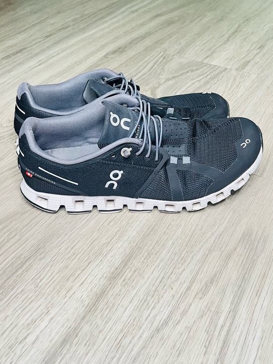 On Running Shoes - On Cloud Women’s 9.5 Black White Athletic Running Shoes Swiss Engineering *READ